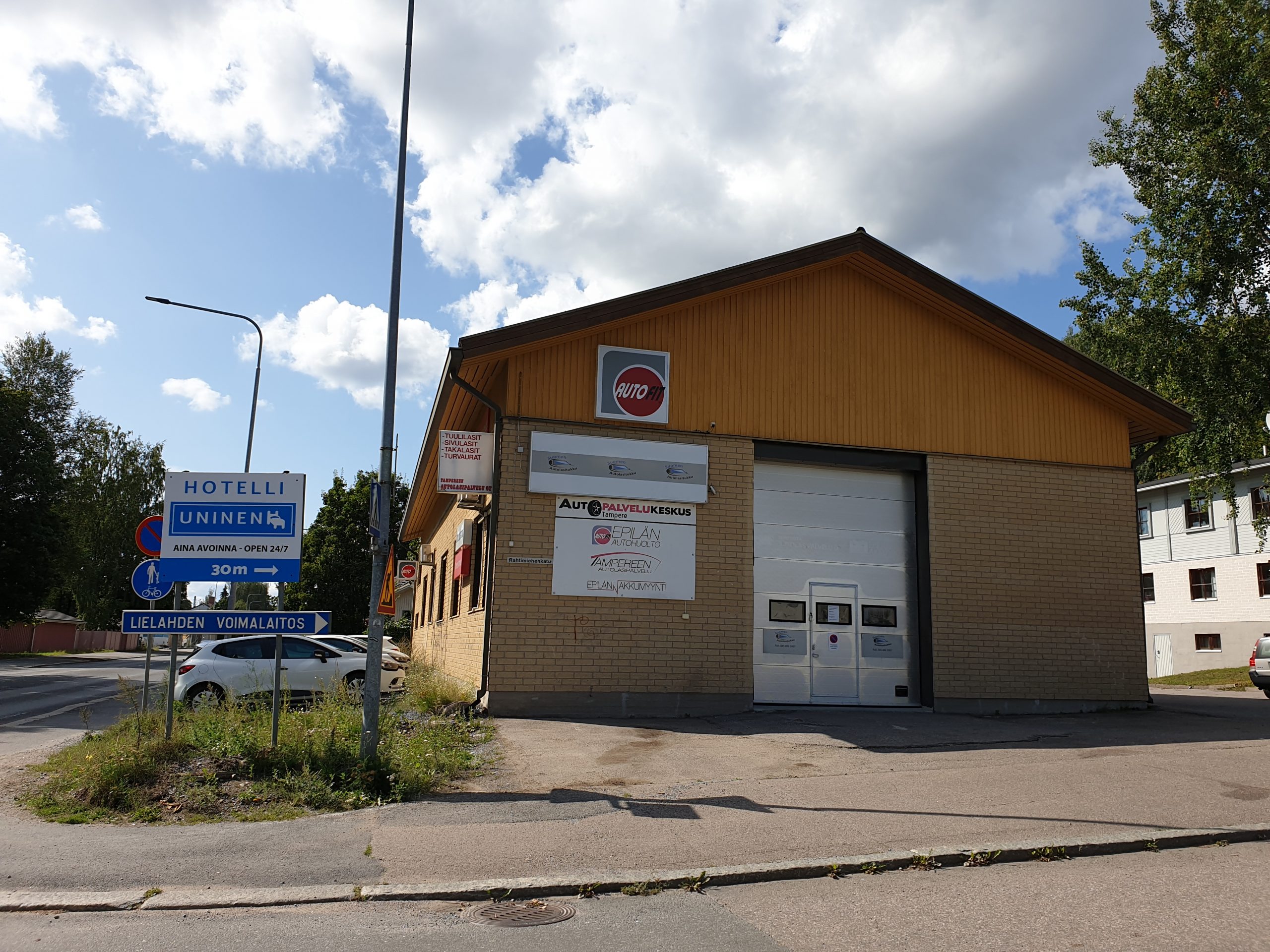 Autopalvelukeskus Tampere, käynti yritykseen liikekeskuksen alakerrasta